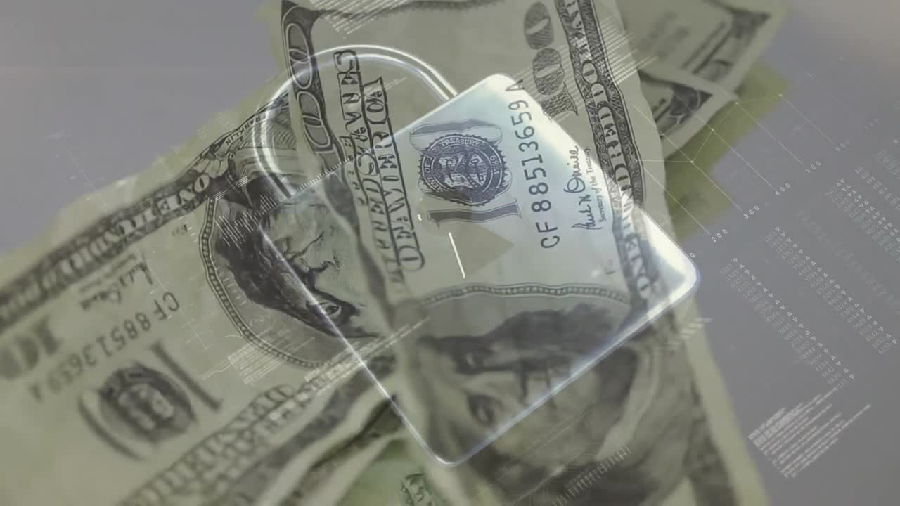 animación del procesamiento de datos y el candado de seguridad sobre los billetes de dólar