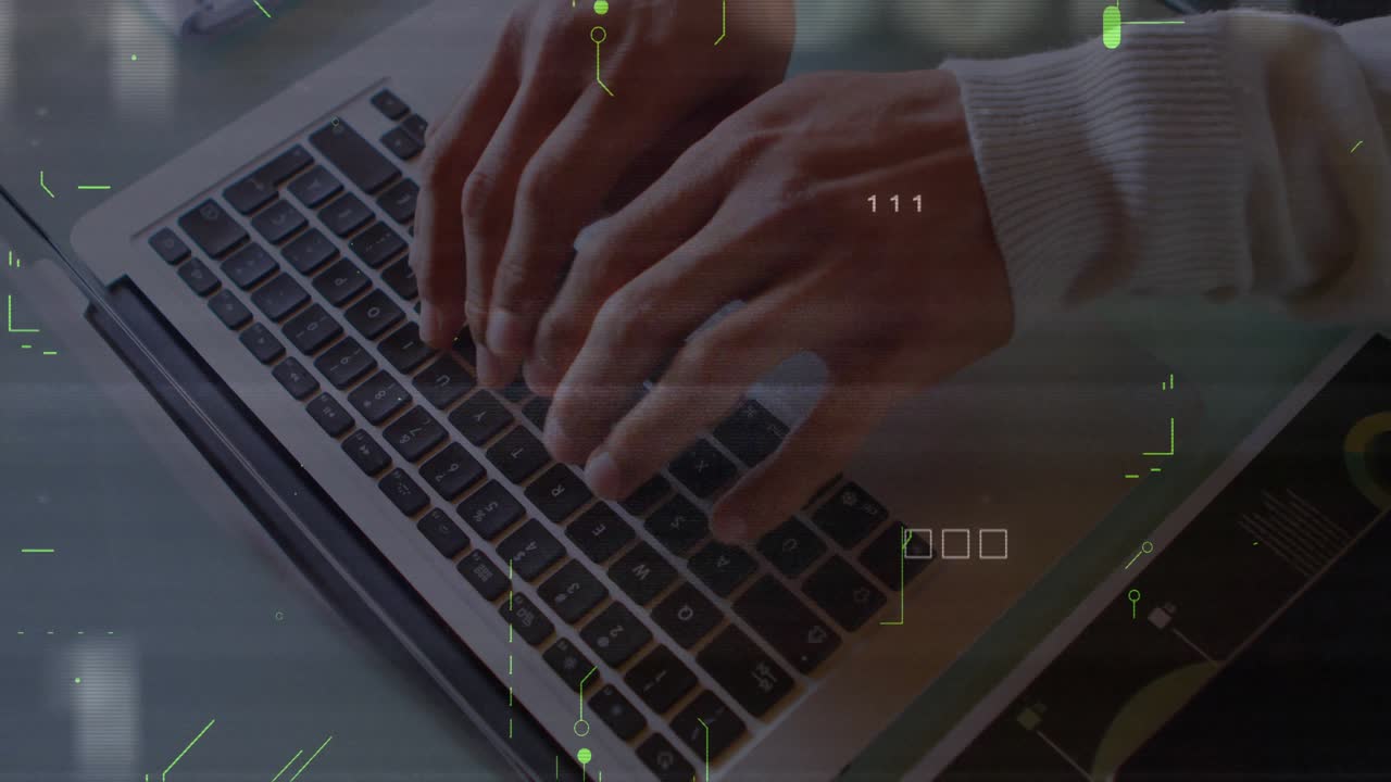 Mano destra che digita sulla tastiera di un laptop in un ufficio tech, mostrando cifre binarie fluttuanti e icone quadrate.