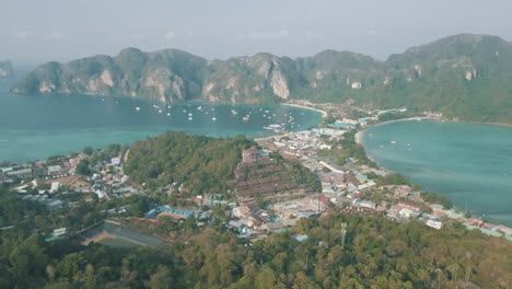 Imágenes-De-Drones-De-Barcos-Que-Rodean-La-Aldea-De-Tonsai-En-Las-Islas-Phi-Phi-De-Tailandia