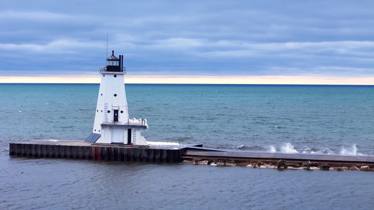 Faro di Ludington North Breakwater che si erge sul molo nelle acque del Lago Michigan, Michigan, USA.