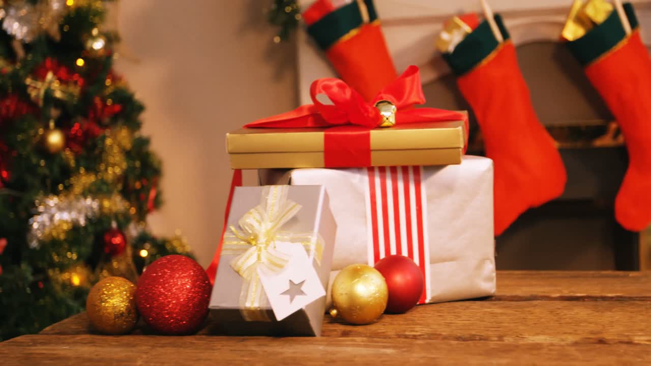 regali avvolti su un tavolo di legno