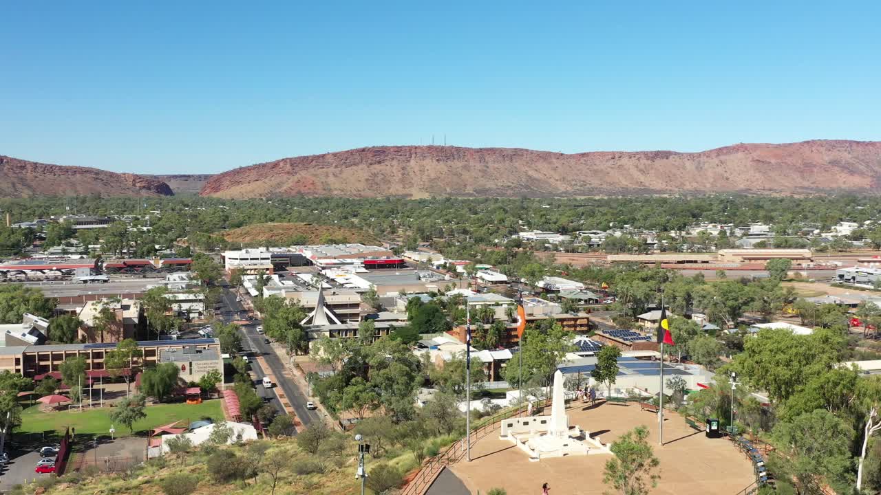 excelente toma aérea del memorial anzac en alice springs, australia