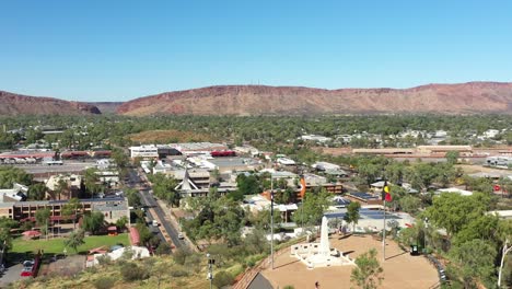 Excelente-Toma-Aérea-Del-Memorial-Anzac-En-Alice-Springs,-Australia