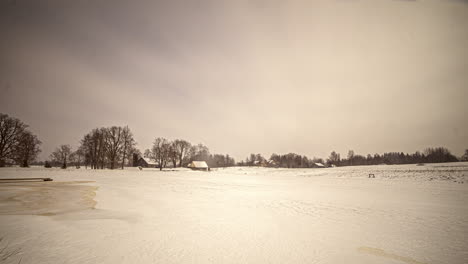 Zeitraffer-Von-Wolken,-Die-Verschwinden,-Wenn-Die-Nacht-über-Einer-Winterlandschaft-Hereinbricht