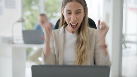 mujer de negocios, computadora portátil y celebrar el éxito