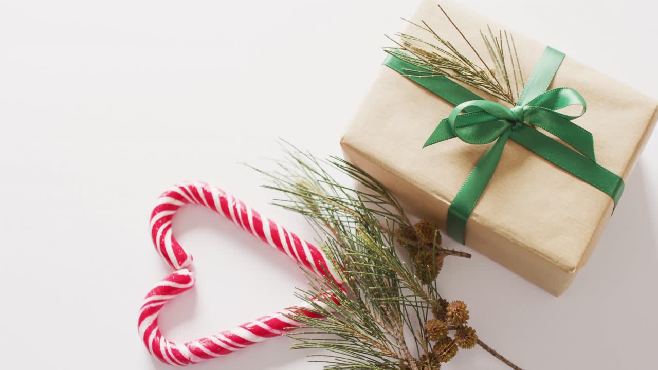 ⁇  배경 에 있는 두 개 의 크리스마스 지 ⁇ 이 와 장식물 의 비디오