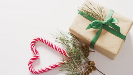 video de dos bastones de navidad y decoraciones sobre un fondo blanco