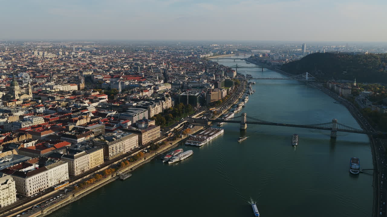 Vista ampia sul centro di Budapest con il Ponte delle Catene, il Danubio e il lungofiume storico di Pest