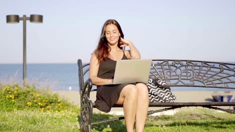 Mujer-Atractiva-Trabajando-Al-Aire-Libre-En-Una-Computadora-Portátil.