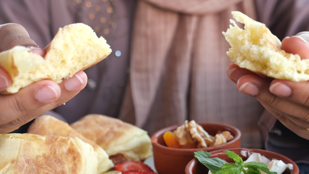 신선하게 구운  한 조각을 깨뜨리는 여자의 손