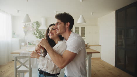 retrato de una pareja feliz planeando el diseño de interiores en cámara lenta.