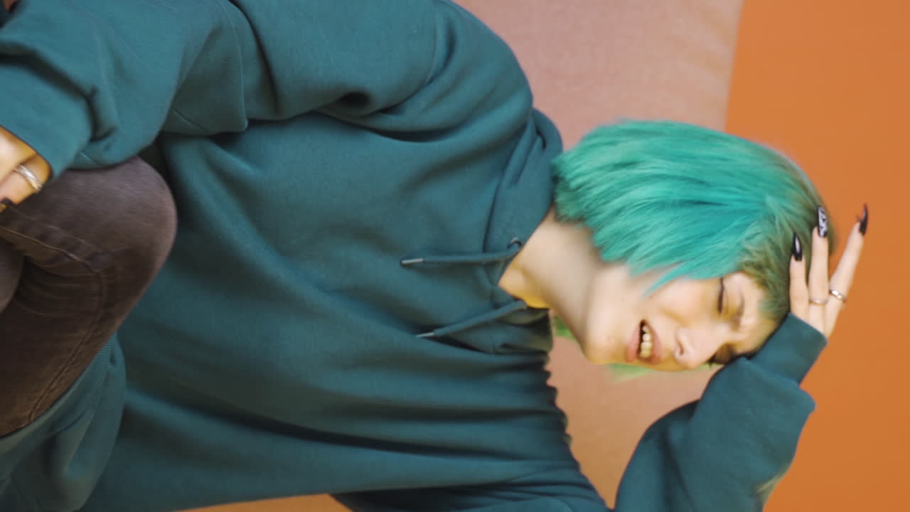 вертикальное видео молодой женщины, взрывающейся от гнева.