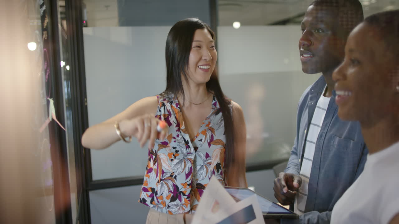 personas de negocios diversas trabajando juntas en la oficina, cámara lenta, espacio de copia