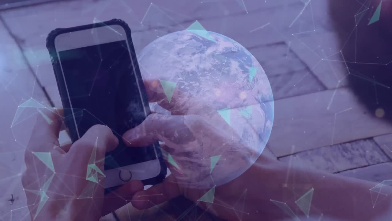 animación del globo y las formas que se mueven sobre el hombre de negocios caucásico usando un teléfono inteligente