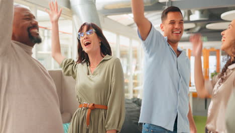 oficina, trabajo en equipo y empleados felices en grupo