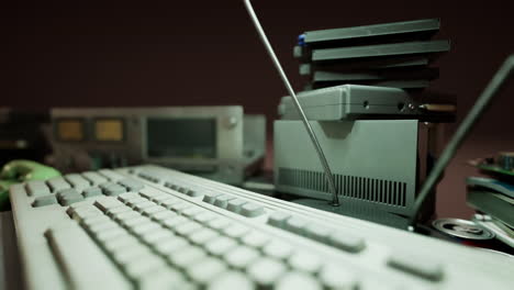 antiguo espacio de trabajo de computadora personal de época