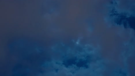 timelapse de nubes en el cielo nocturno