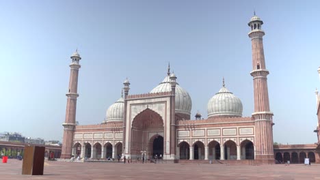 Establecimiento-De-Una-Toma-En-ángulo-Lateral-De-Los-Interiores-De-Jama-Masjid-Delhi,-India