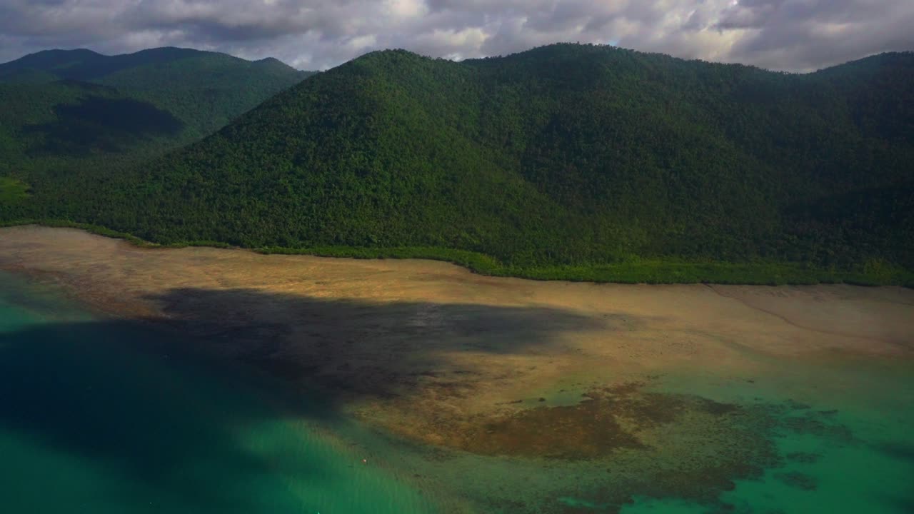 Porto di Airlie Beach Grande Barriera Corallina isole Whitsunday vista aerea con drone Australia Queensland Isola Hamilton Cuore della Barriera volo panoramico sulla costa turista Oceano Pacifico Mar dei Coralli AUS