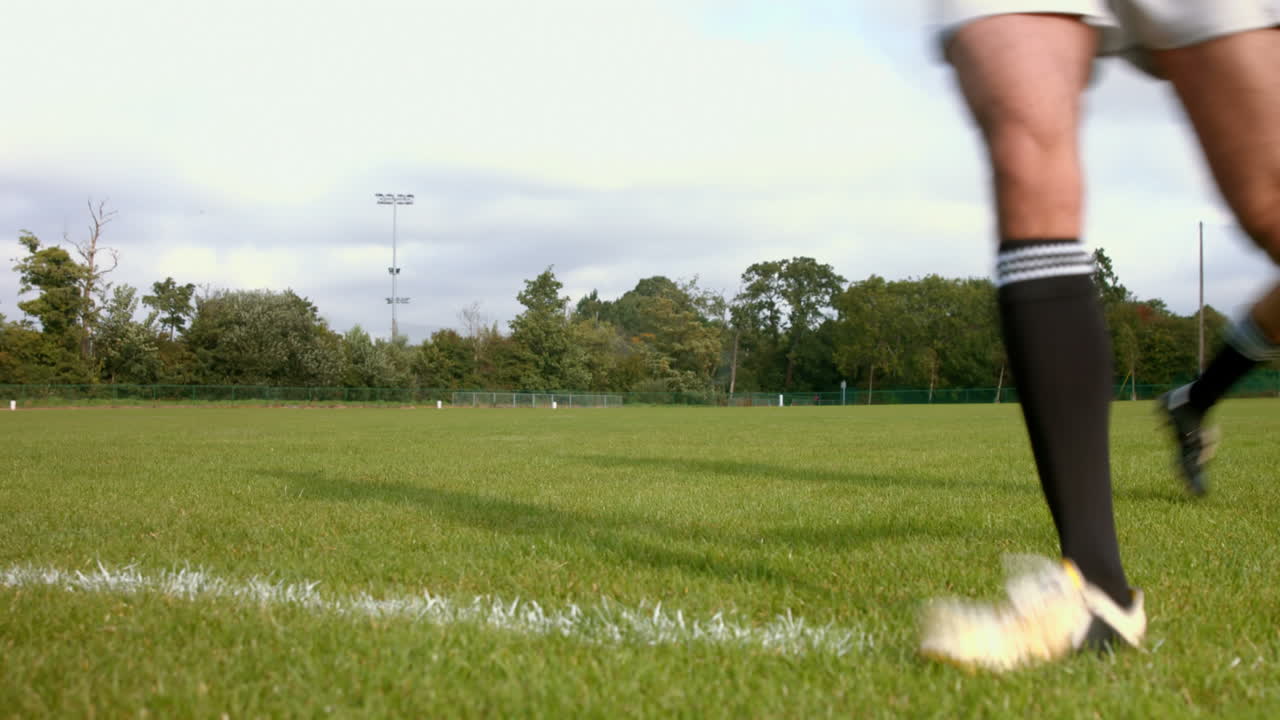 럭비 팀원 들 이 공 을 패스 하고 있다