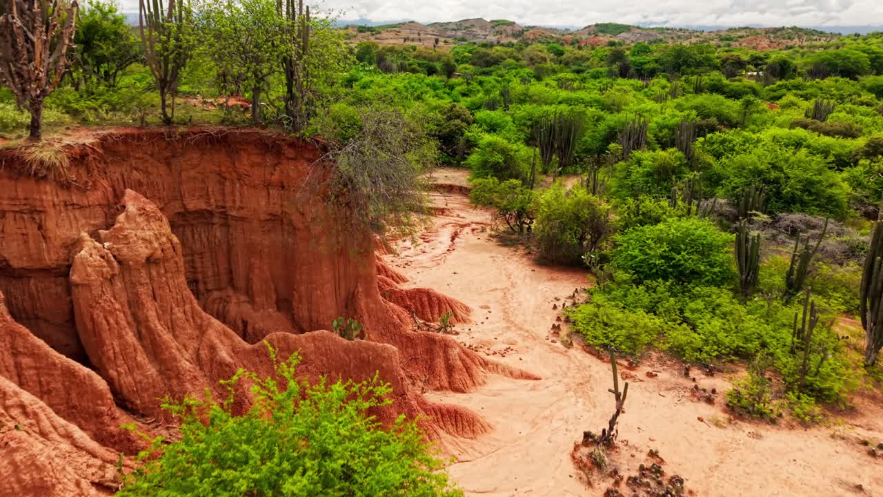 Filmato aereo che rivela le splendide formazioni rocciose rosse e la vegetazione verde del deserto di Tatacoa
