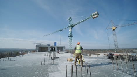 sitio de construcción con topógrafo en el techo
