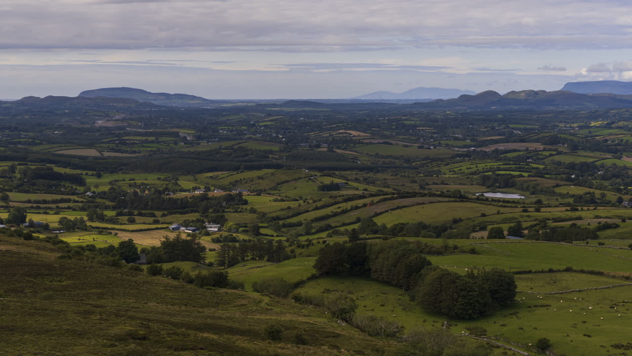 Time-lapse di un paesaggio agricolo rurale naturale in Irlanda durante il giorno.