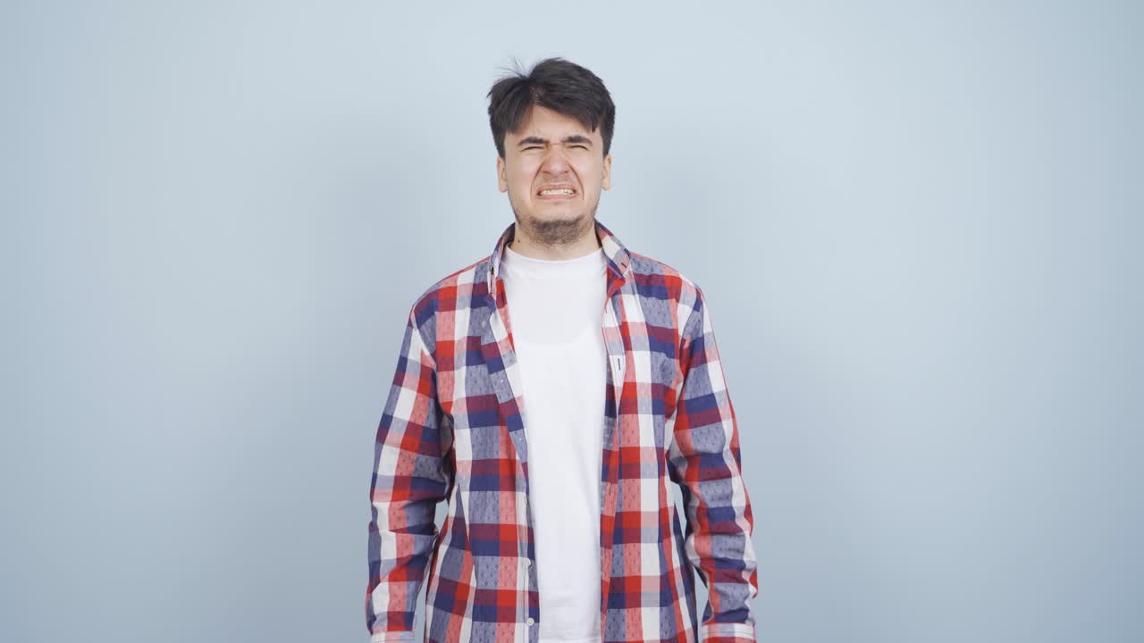 울고 있는 남자.