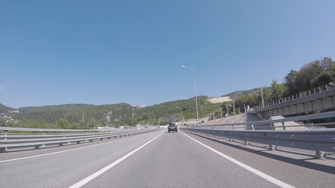 산 터널을 통과하는 고속도로