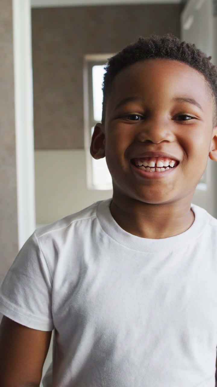 video vertical de un niño afroamericano sonriendo a la cámara