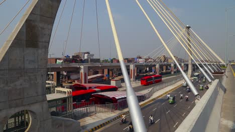 Moderner-Flyover-Verkehrsknotenpunkt-Mit-Vorbeifahrenden-Roten-U-Bahn-Bussen