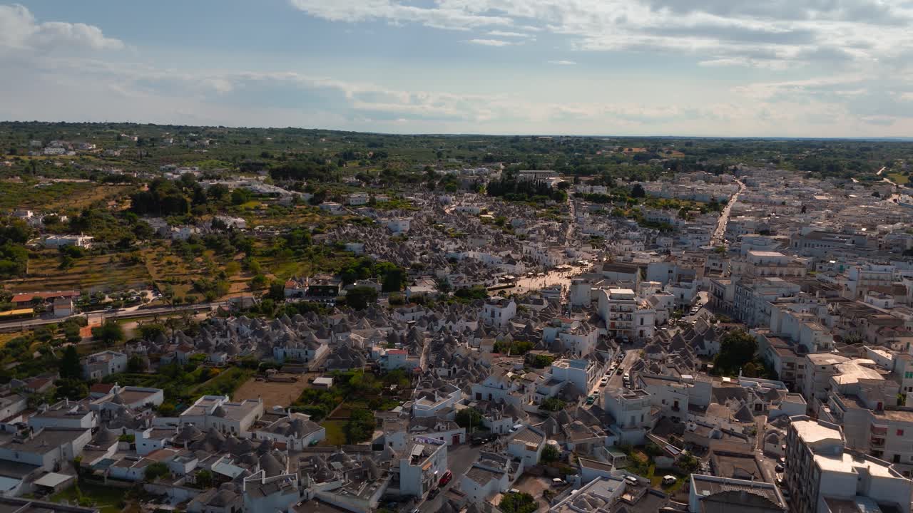 Ripresa aerea di Alberobello, che mostra le iconiche case Trulli e i vicoli storici del centro storico. Trullo.