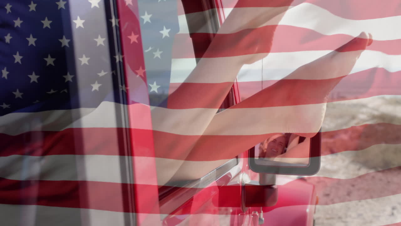 animación de la bandera de los ee.uu. sobre las piernas de una mujer caucásica en un coche en la playa