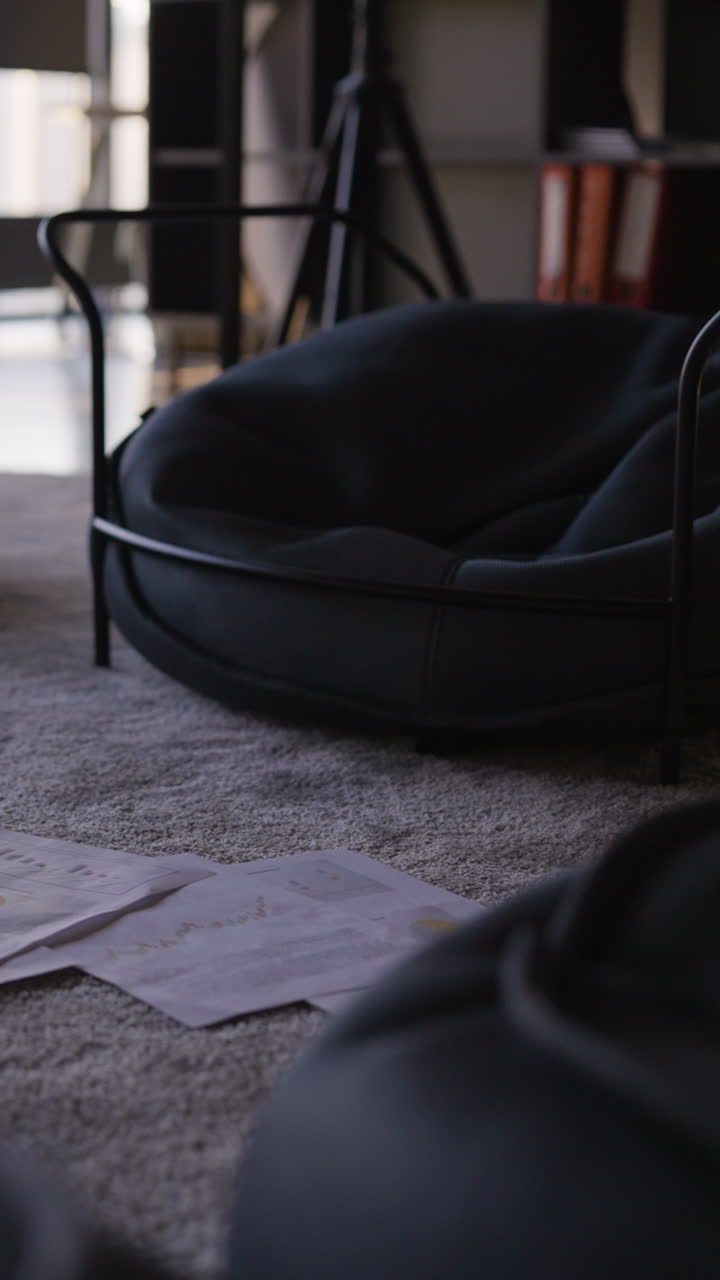 современное рабочее пространство с пакетом и документами