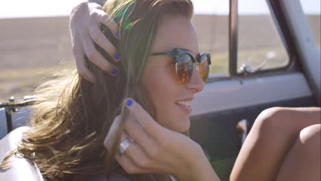 Hermosa-Chica-En-Un-Viaje-De-Aventuras-En-Un-Convertible-Vintage-Disfrutando-Del-Viento-En-Su-Cabello