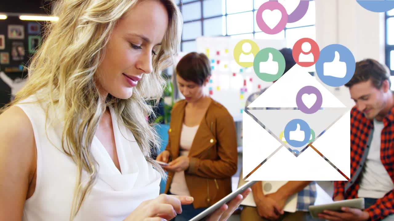 iconos digitales flotando fuera del sobre contra la mujer usando una tableta digital