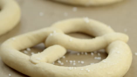 langsames hochkippen, makroaufnahme einer gefrorenen brezel