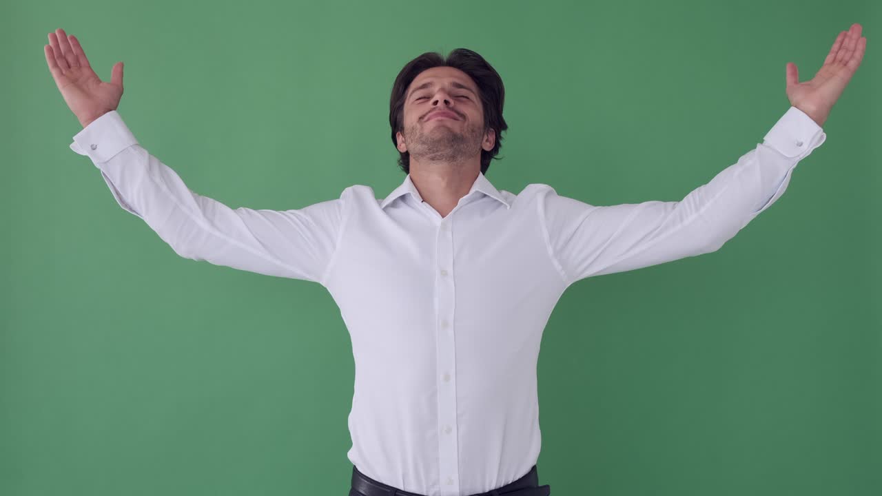 팔을 펴고 있는 성공한 사업가