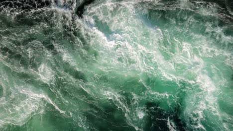 las olas azules de agua del río y el mar se encuentran durante la marea alta y la marea baja.