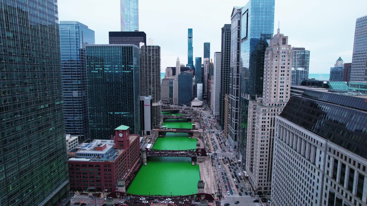 st 동안 시내 건물 사이를 밀어