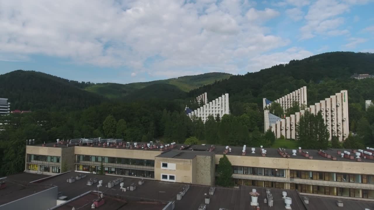 공산주의 시대에 지어진 호텔, 금속 판으로  ⁇ 여, 그리고 폴란드의 관광 도시에서 그것을 따르는 여러 호텔