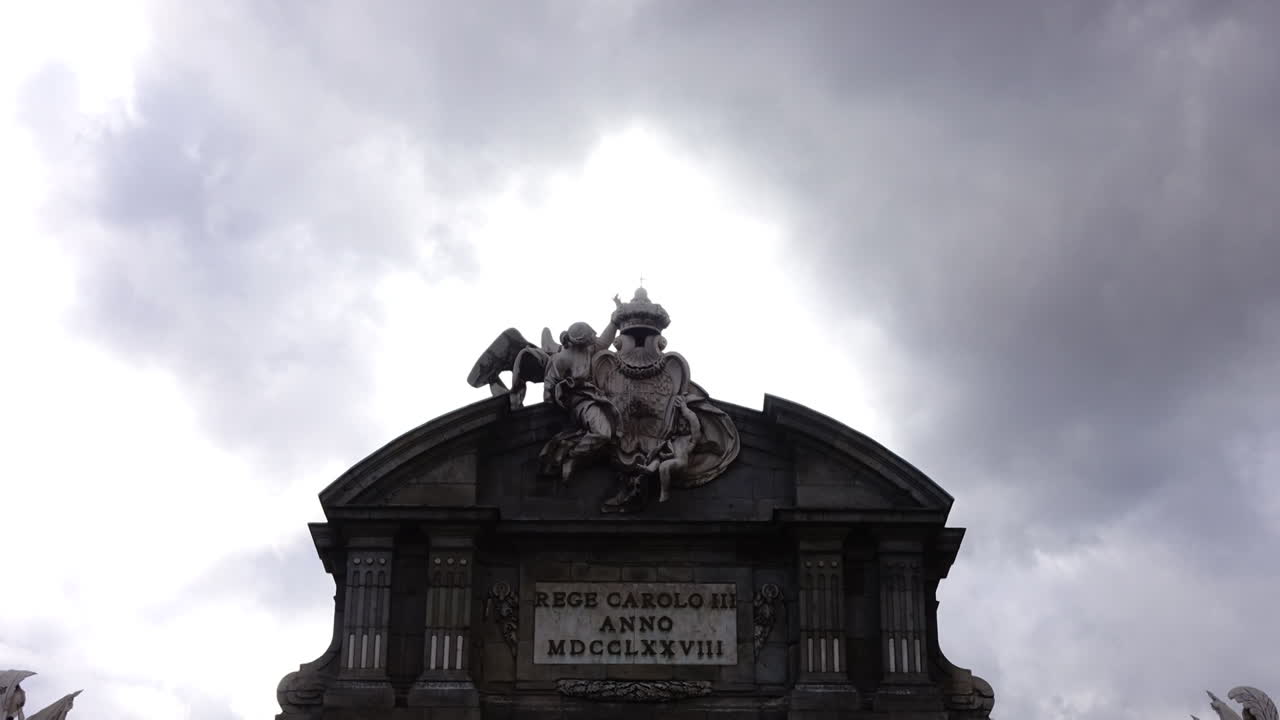 Madrid, Spagna. La Porta di Alcalá. La Puerta de Alcalá. Time-lapse. La Porta di Alcalá è un monumento neoclassico in Plaza de la Independencia a Madrid