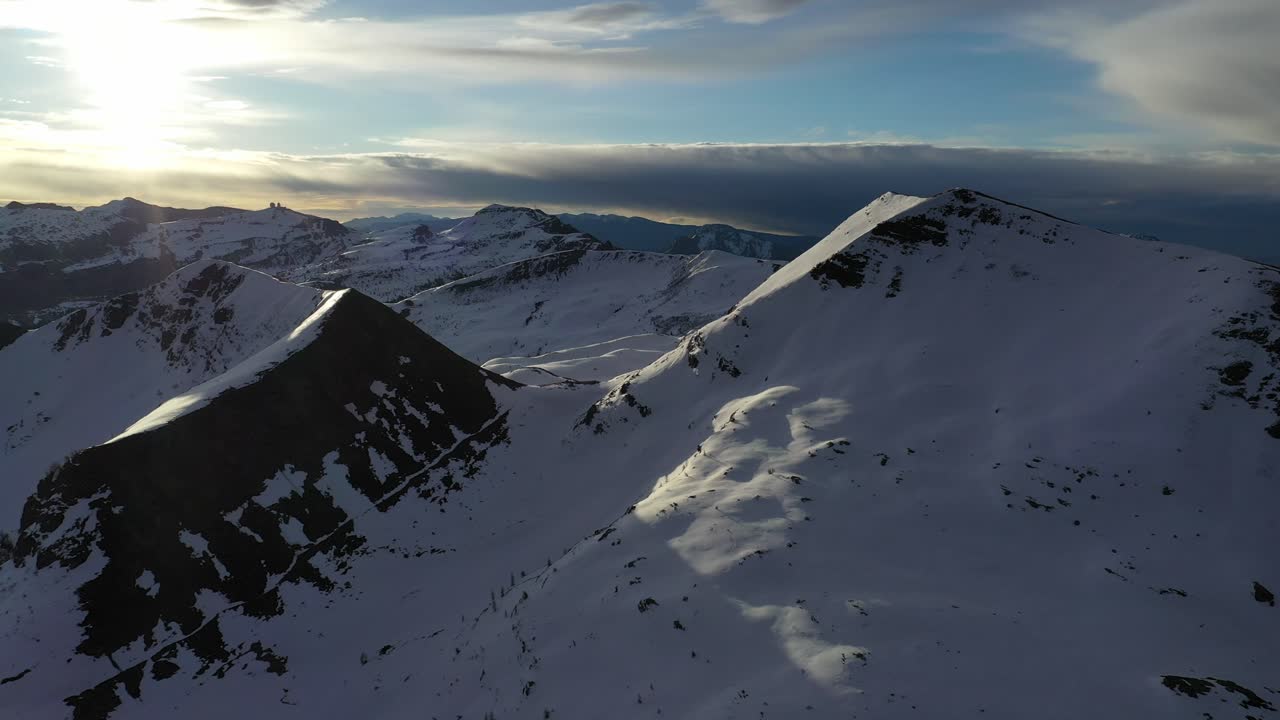 impresionante vista aérea sobre montañas cubiertas de nieve, prístina región alpina italiana