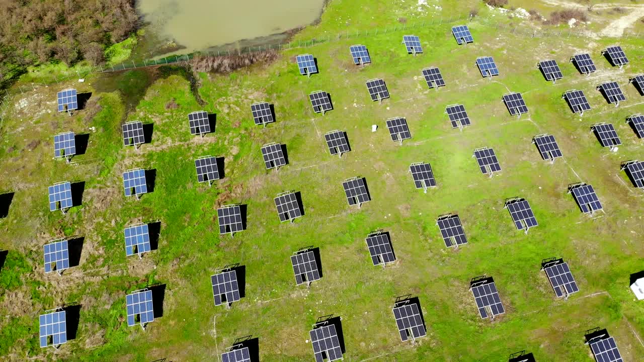 воздушный вид промышленные фотоэлектрические солнечные установки панели окружающая среда, производящая возобновляемую зеленую энергию