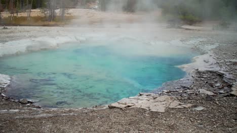 manantiales volcánicos hirvientes cristalinos azul turquesa vaporoso
