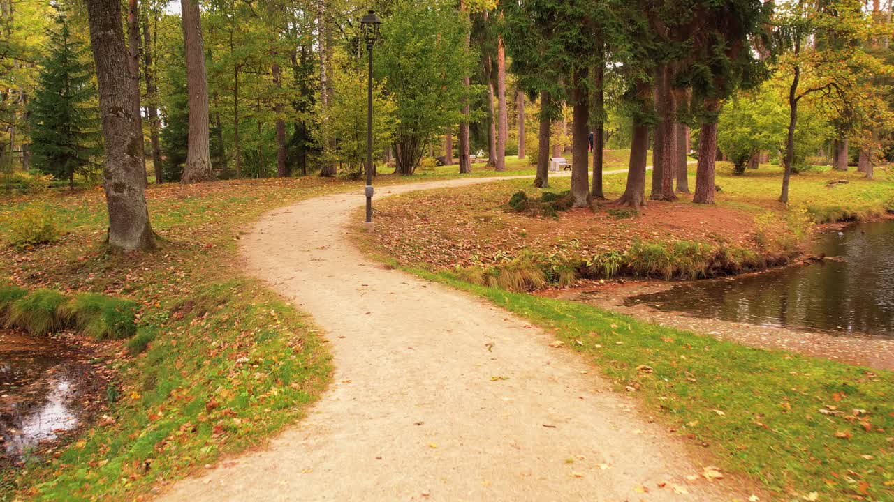 Stagno e parco della città di Gulbene