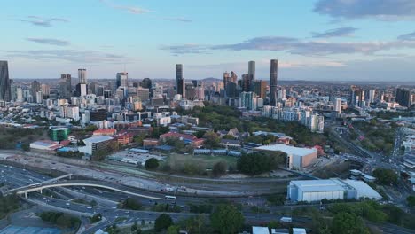 estableciendo una toma de la ciudad de brisbane y la escuela primaria de niñas de brisbane desde arriba de victoria park kelvin grove