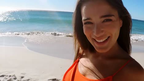Beautiful-woman-smiling-on-the-beach