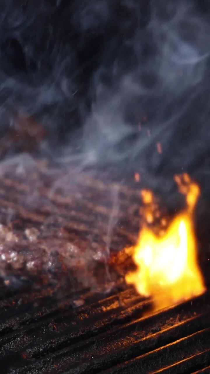 Bistecca che prende fuoco su una griglia calda
