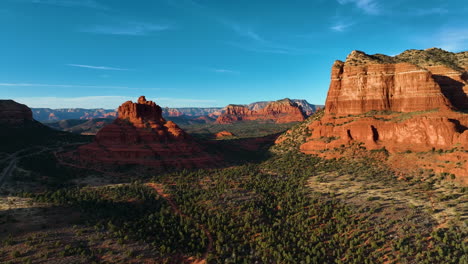 Hoch-Aufragende-Rote-Felsformationen-Von-Sedona-In-Arizona---Luftaufnahme-Einer-Drohne